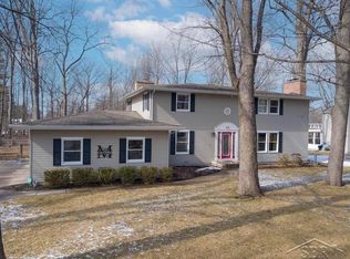 5711 Summerset Dr, Midland, MI 48640