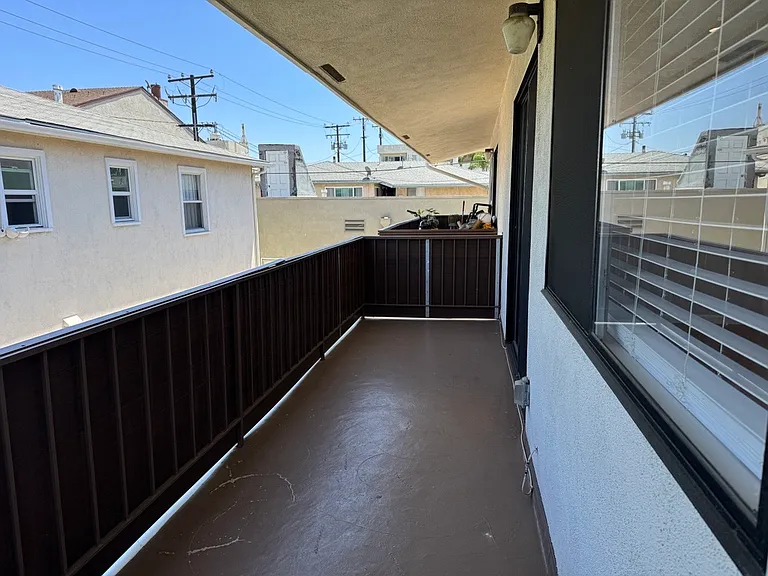 1107 E 3rd St #8 — Photo 17