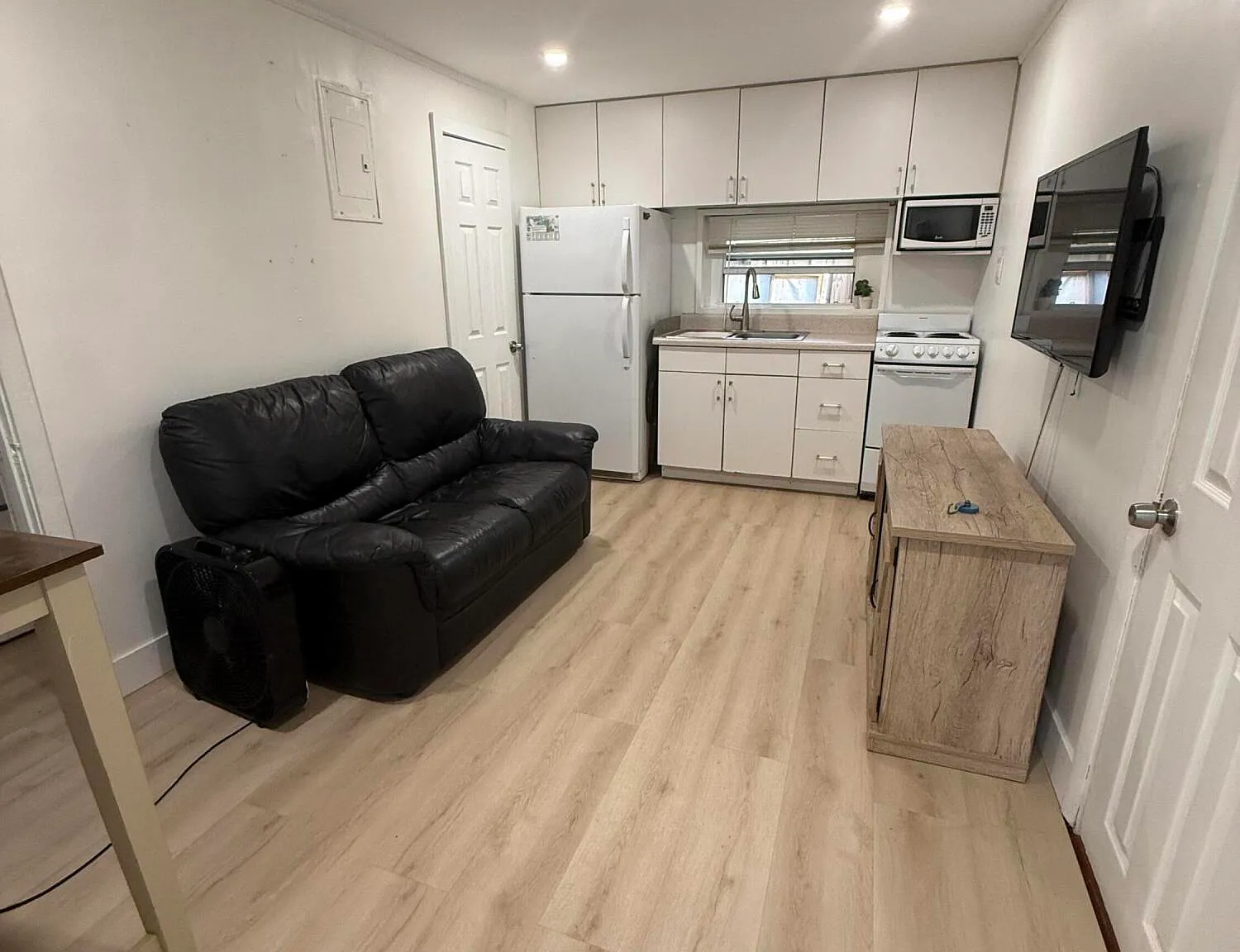 2 bed, 1.0 bath, 2607 sqft, $1,950 — Photo 4