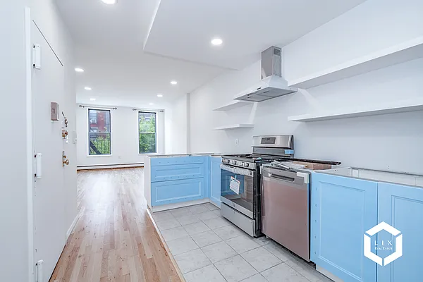 Rented by LIX Real Estate LLC | media 18