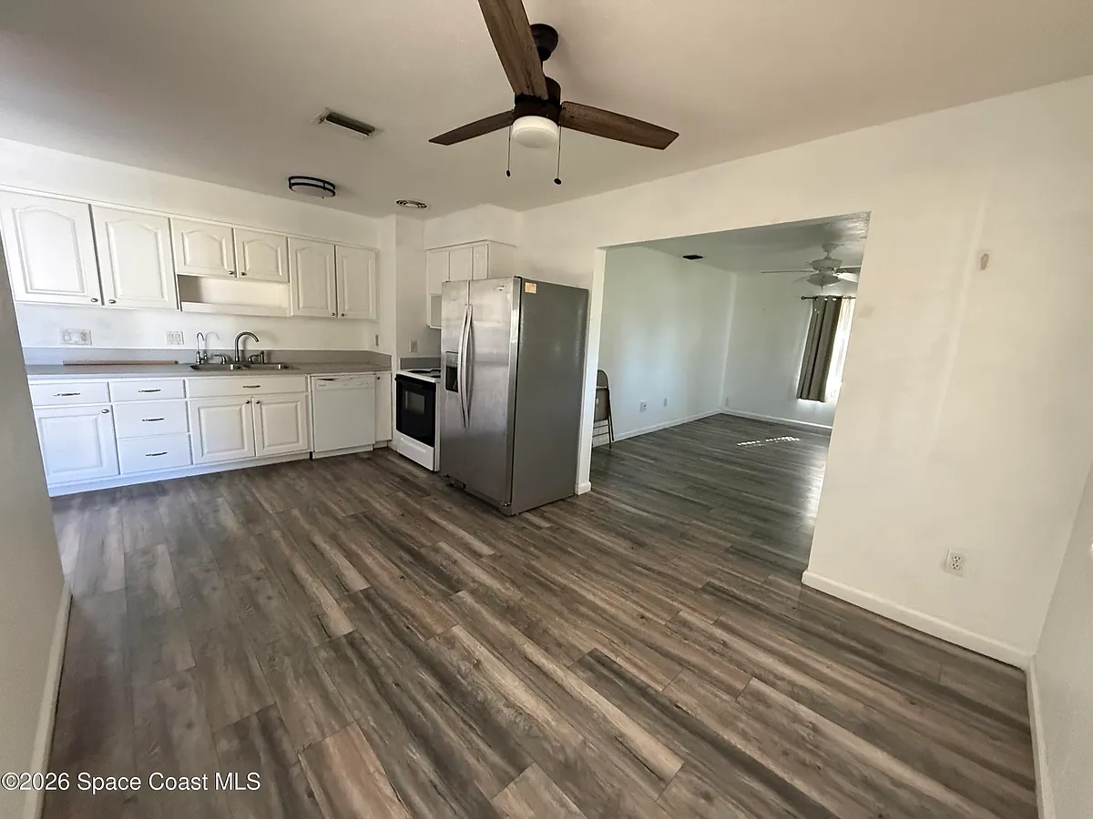 Building Photo - 805 Camellia Dr #805