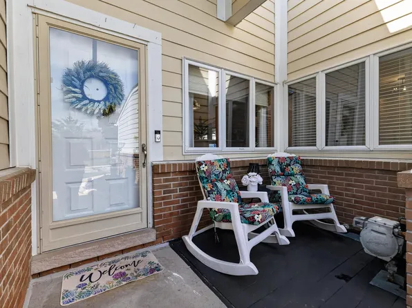 35075 Hillside Dr, Farmington, MI 48335