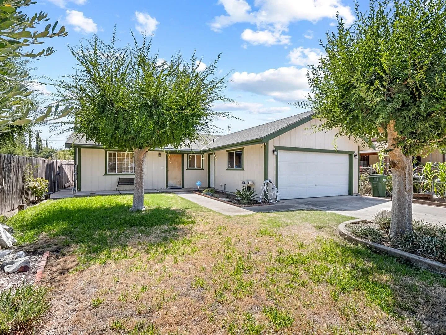 Large Spacious Home!! — Photo 1