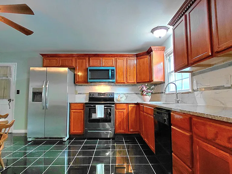 874 Hollyridge Dr — Photo 8