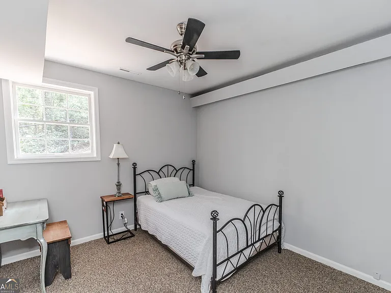 302 E Valley Rd NE — Photo 6
