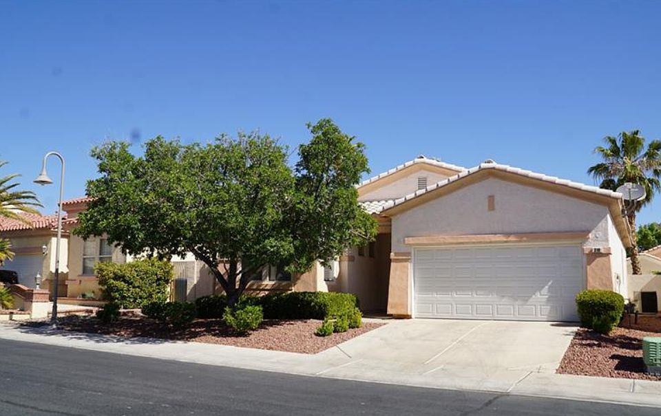 1st image of 318 Palm Trace Ave
