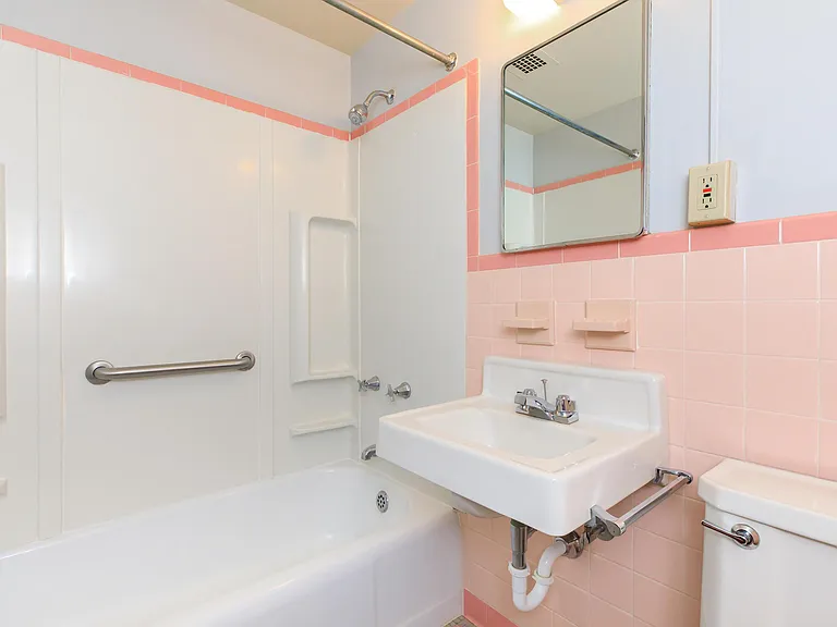 Capitol Hill Apartments — Photo 26