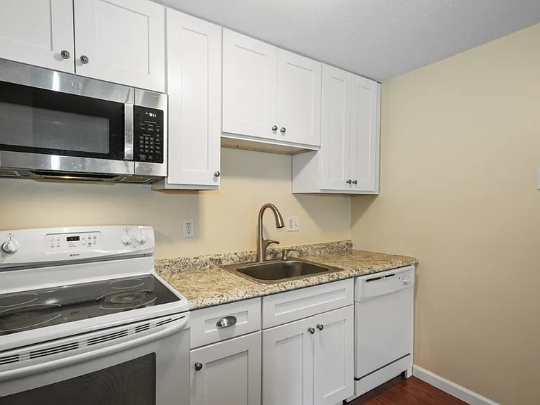 16 Mayberry Dr #4 — Photo 3