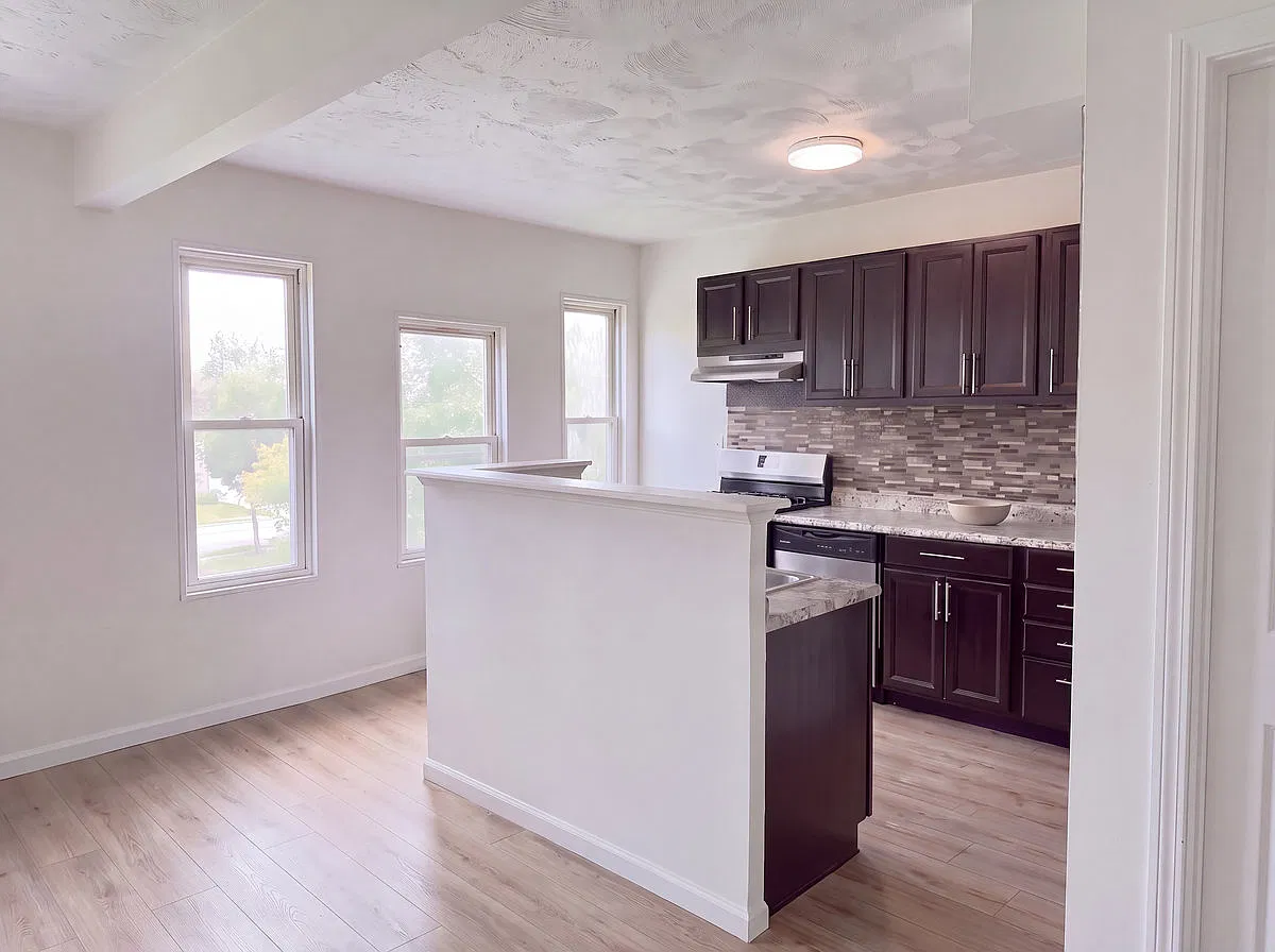4 bed, $1,400 — Photo 2