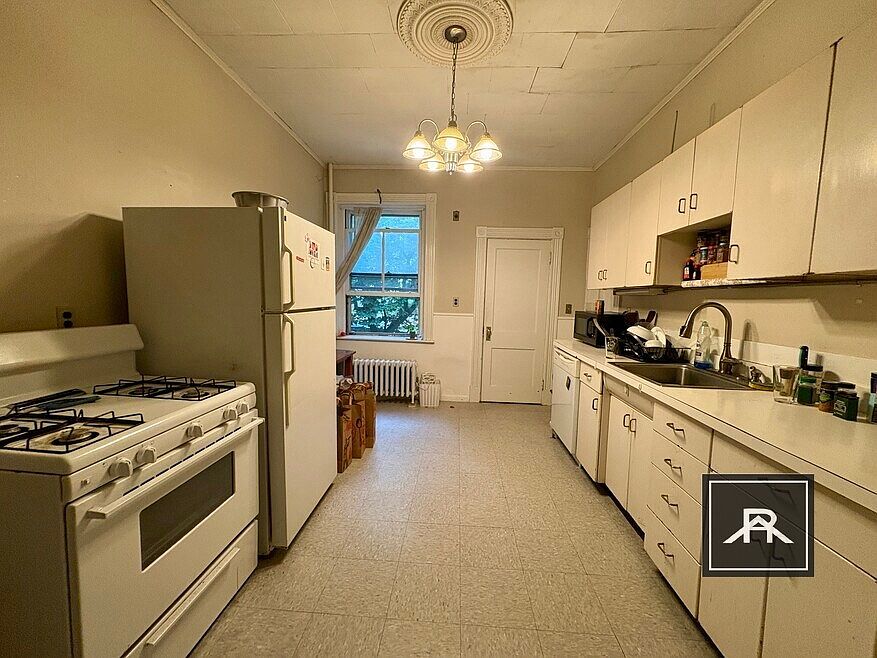1st image of 14 Euston St #1