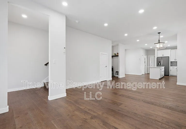 216 E Fest St — Photo 11
