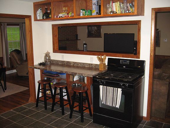 Kitchen w/ Breakfast Bar