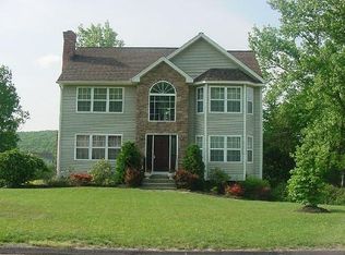 32 Hockanum Glen Dr, Beacon Falls, CT 06403