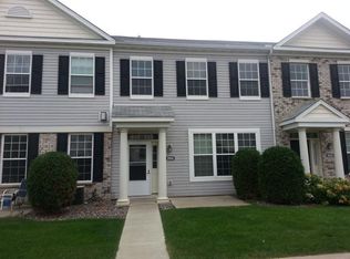 2066 Clover Ridge Dr, Chaska, MN 55318