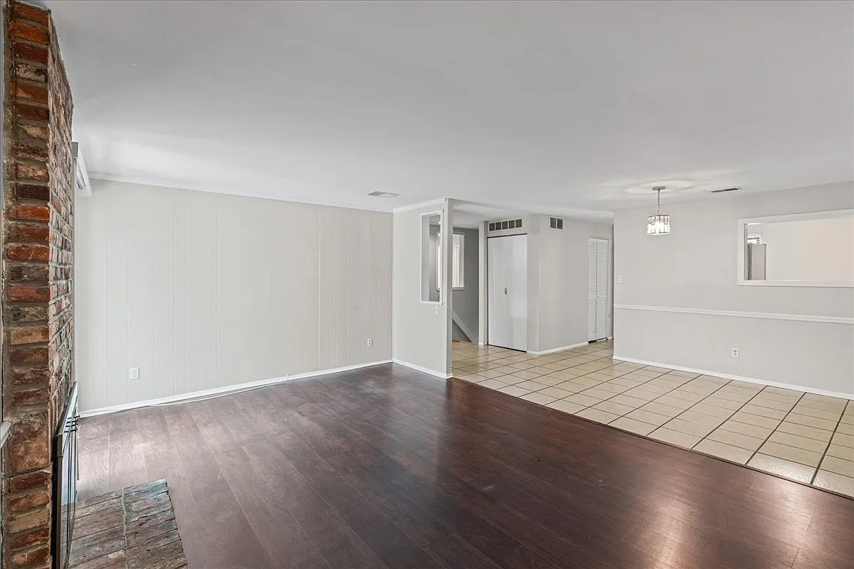 506 Bromley Estates - 1 — Photo 2