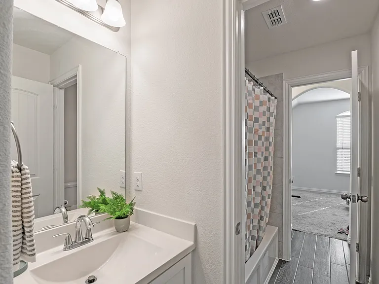 1413 Lake Grove Dr — Photo 13