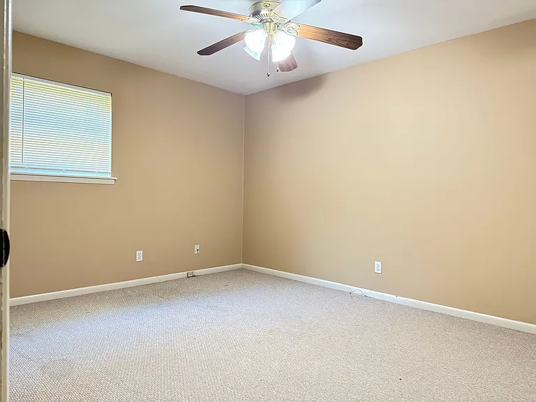 323 Auburn Dr — Photo 32