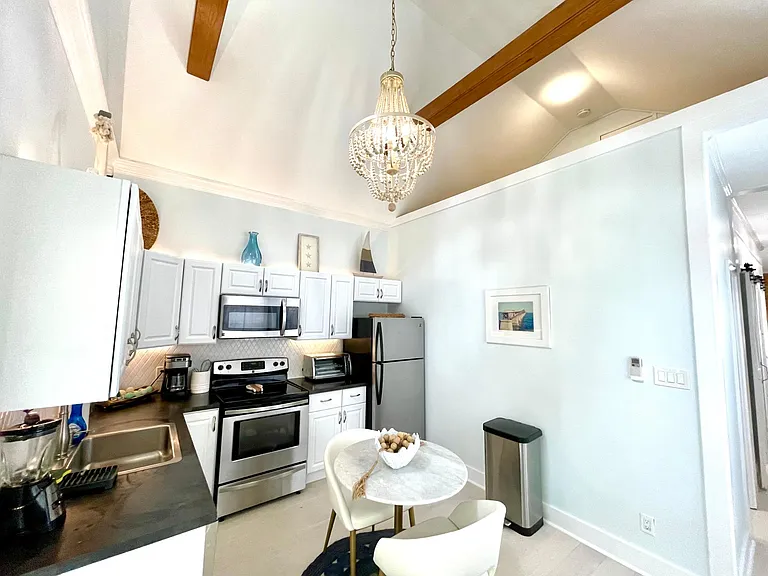525 Elizabeth St — Photo 6