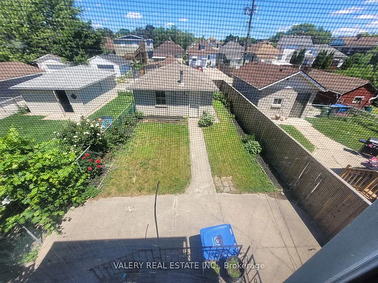 1058 Moy Ave — Photo 24