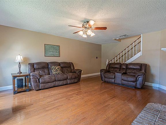 3rd image of 1712 Creekway Dr