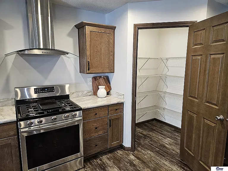 402 S Blackburn Ave — Photo 1