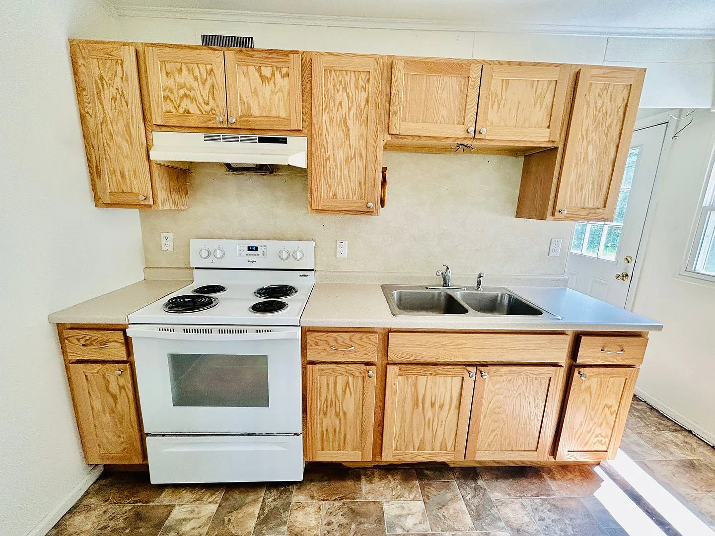 5 bedroom, 2 bathroom house — Photo 1