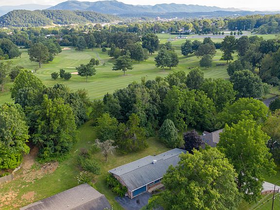 Adjoins JCCC Golf Course!