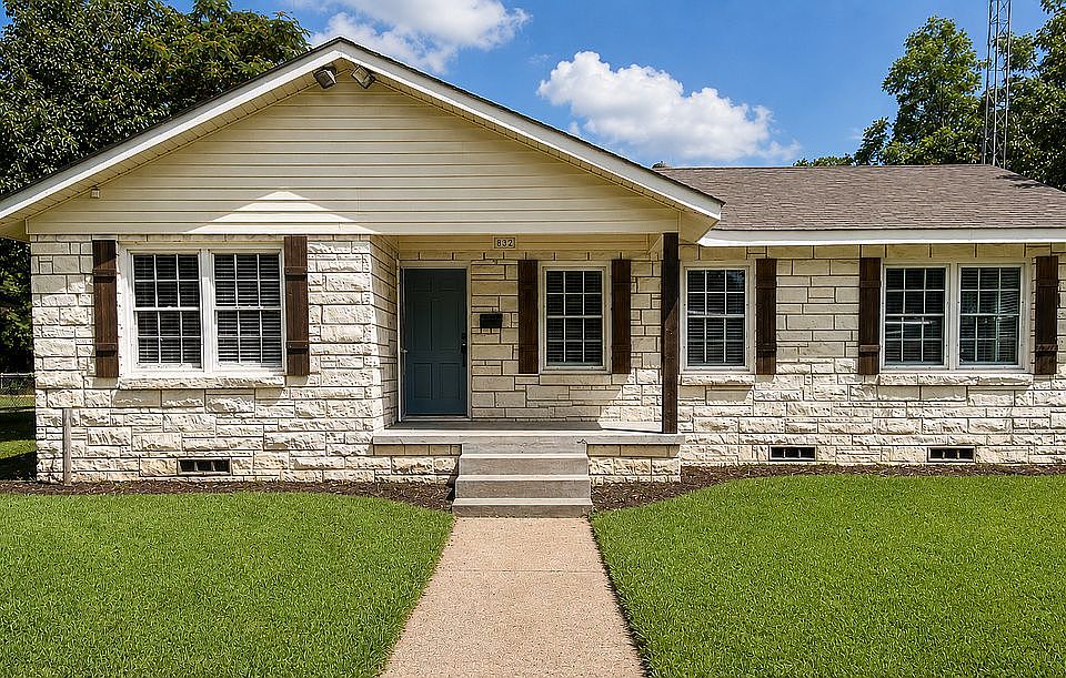 1st image of 832 Fort Worth St