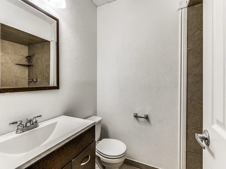 600 NW Ann Lois Ln — Photo 10