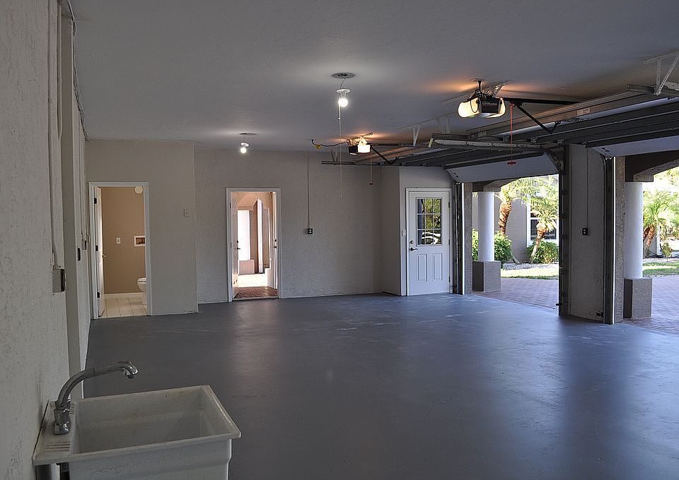 3+ garage with 1/2 bath