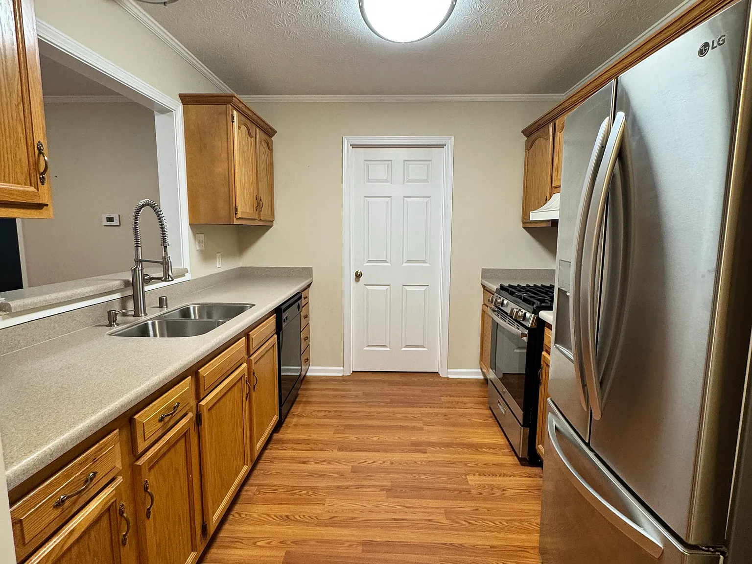 3 bed, 1366 sqft, $2,000 — Photo 2