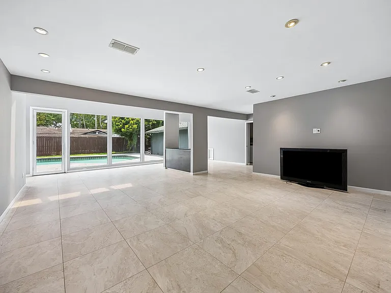 5219 Loch Lomond Dr — Photo 8
