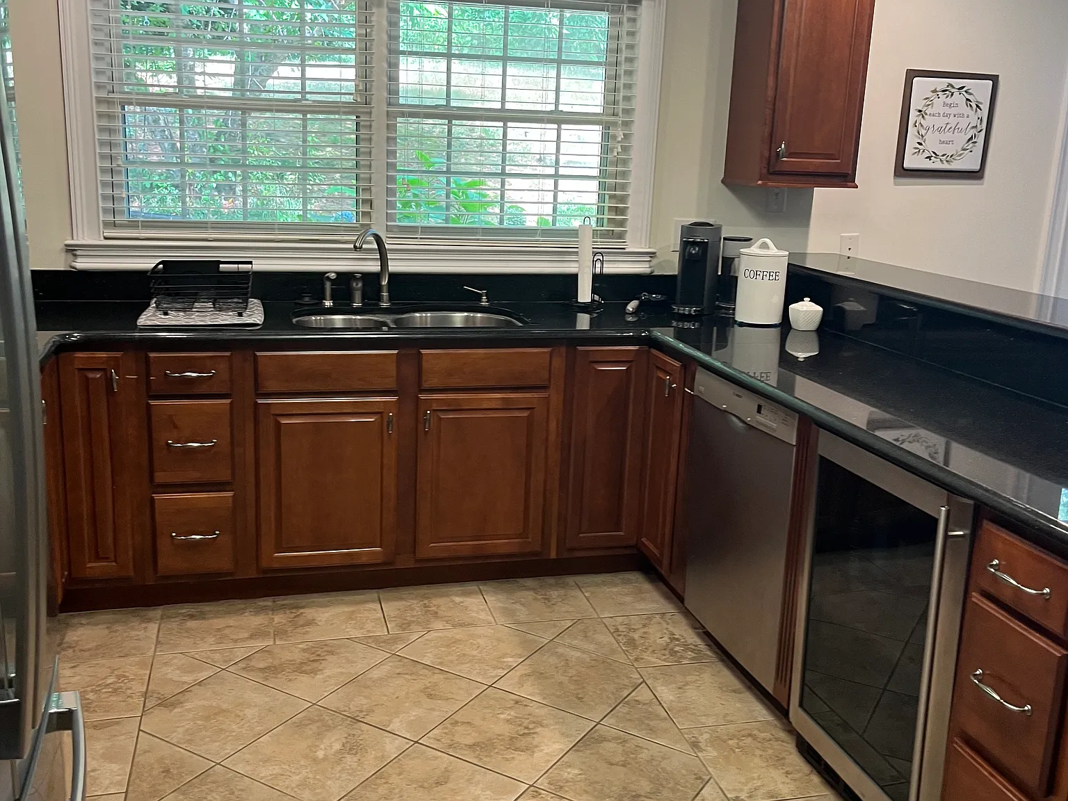 3 bed, 2.5 bath, 2700 sqft, $2,600 — Photo 3