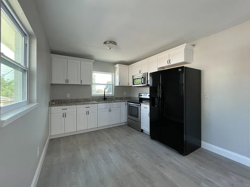 2704 E Columbus Dr