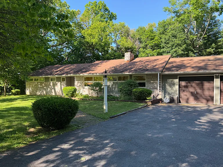 54 Tree Top Ln — Photo 2