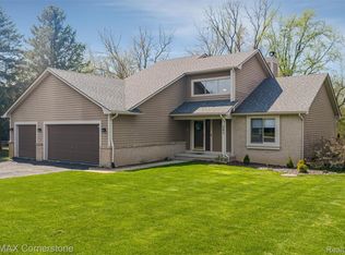 501 Alexander Dr, Commerce Township, MI 48390