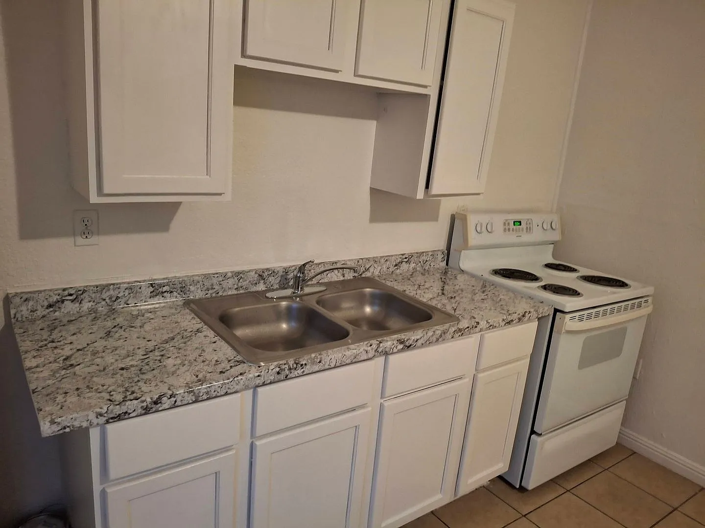 One Bed Apartment - Historic Westside - No Pets - 1007 C Street — Photo 2