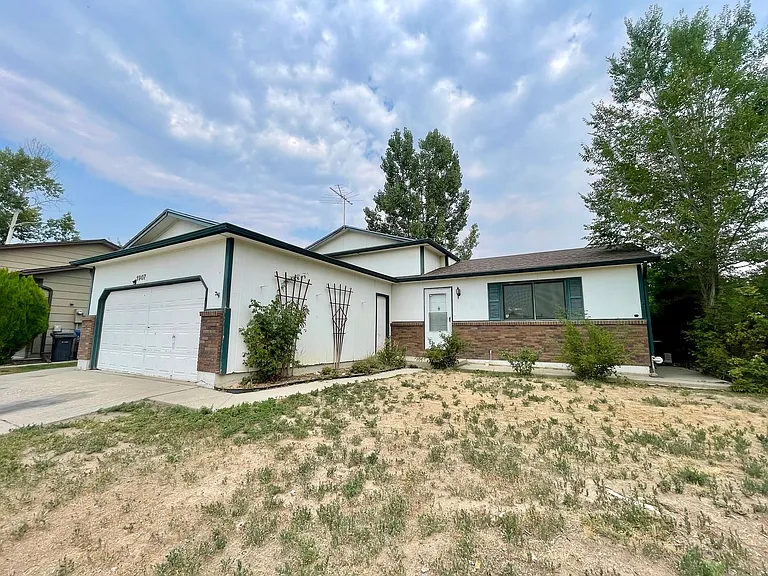 1907 Buena Vista Pl — Photo 2