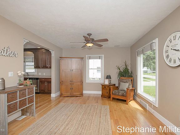 4th image of 3571 Barker St
