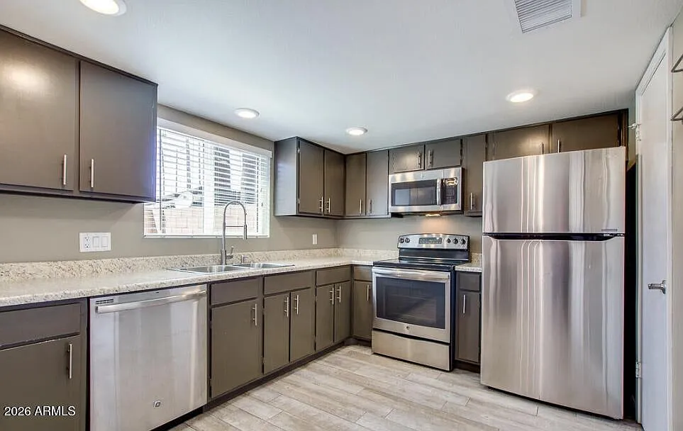 3 bed, 2.5 bath, 1328 sqft, $2,250 — Photo 3