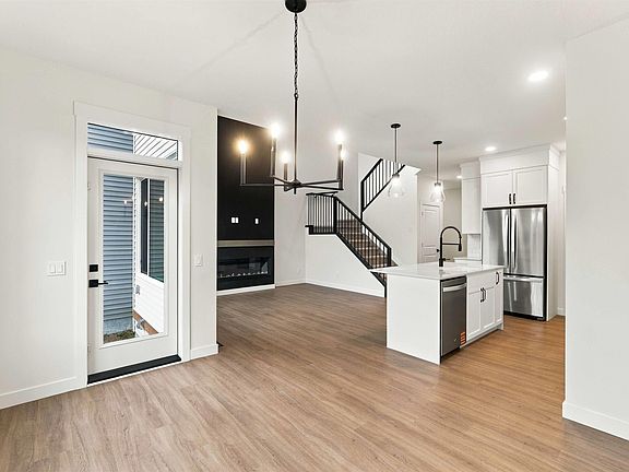 3rd image of 5852 Raven Cres NW