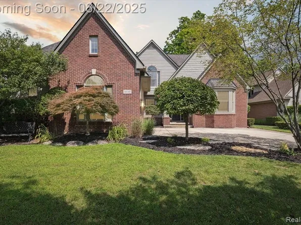 18145 Shoreline Ct, Northville, MI 48168