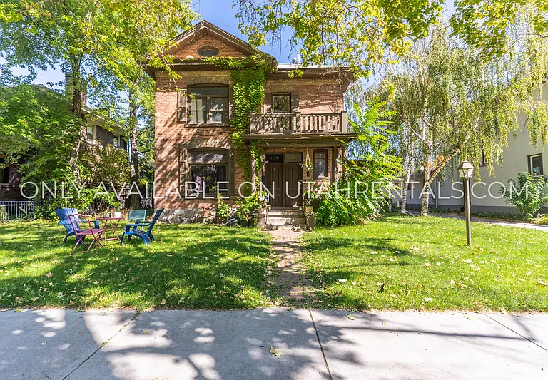 429 E Center St — Photo 2