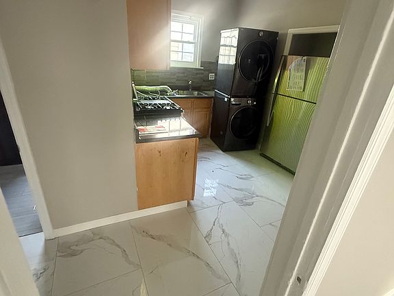 2nd image of 810-812 W Grand St #1F