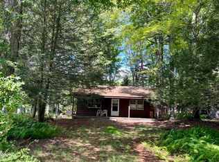 111 Meadow Ln, Greentown, PA 18426