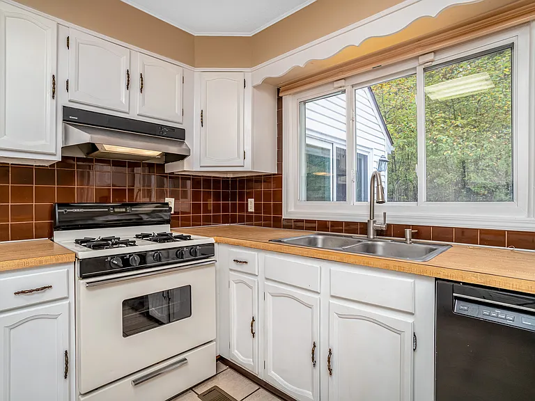 23 Golden Oaks Dr — Photo 11