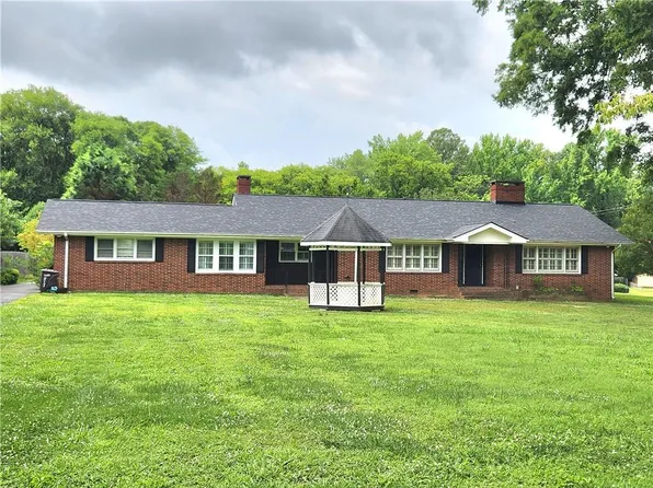 8 Highland Ln, Cartersville, GA 30120