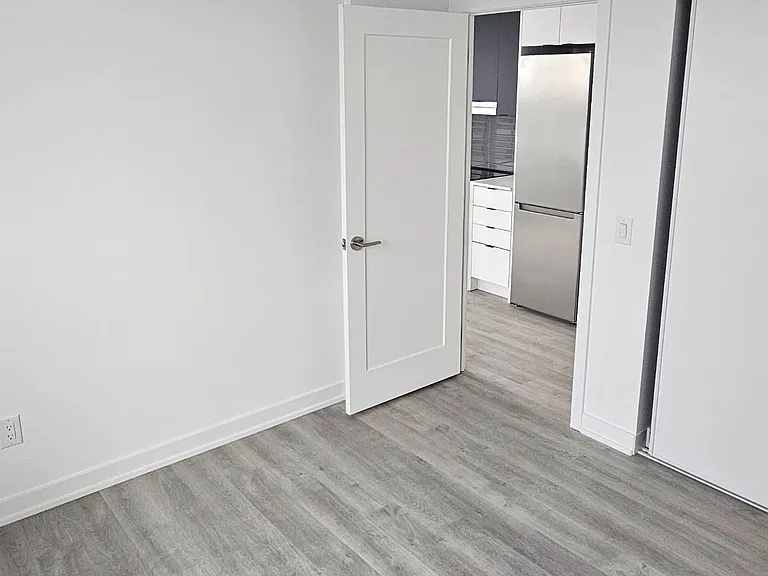 5105 Hurontario St #529 — Photo 12