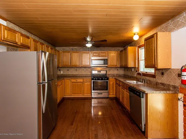 302 Candle Lake Dr, Little Egg Harbor, NJ 08087