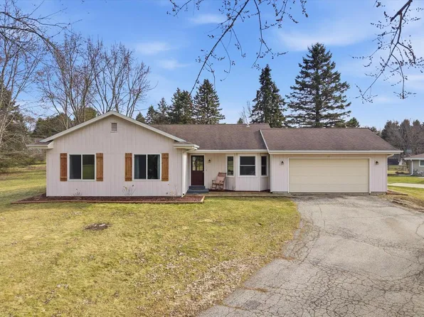 627 Prairie View DRIVE, North Prairie, WI 53153